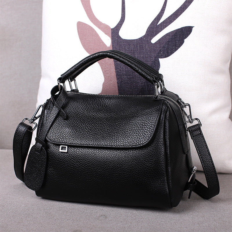 Borsa a tracolla vintage realizzata in morbida pelle bovina pieno fiore.