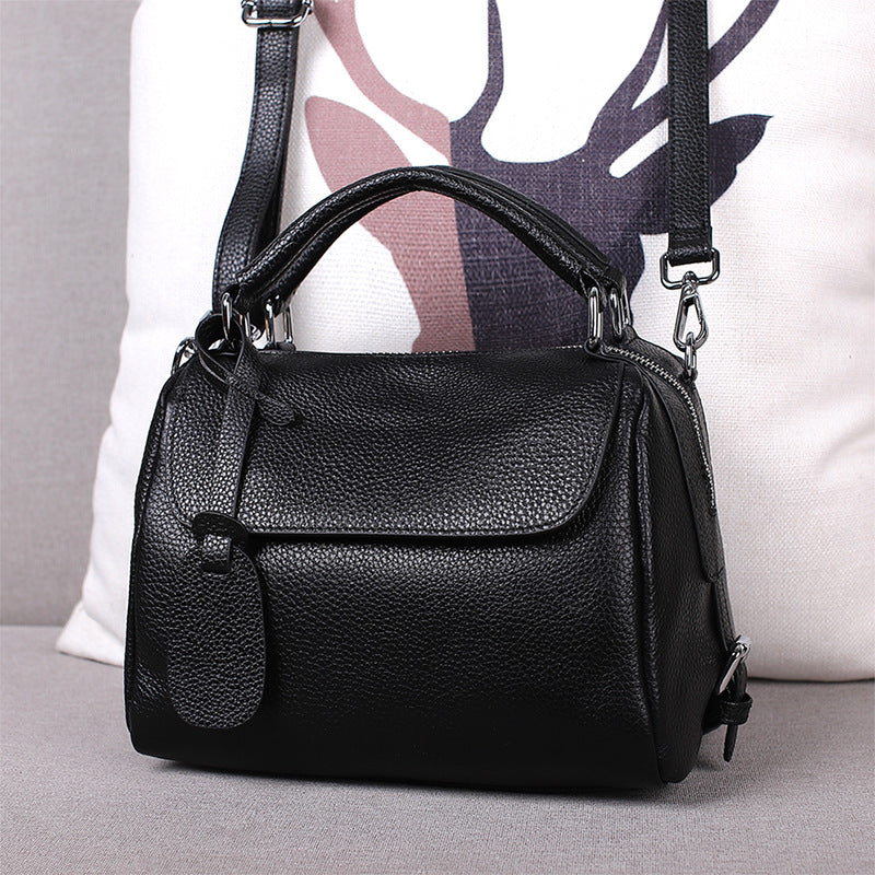 Borsa a tracolla vintage realizzata in morbida pelle bovina pieno fiore.