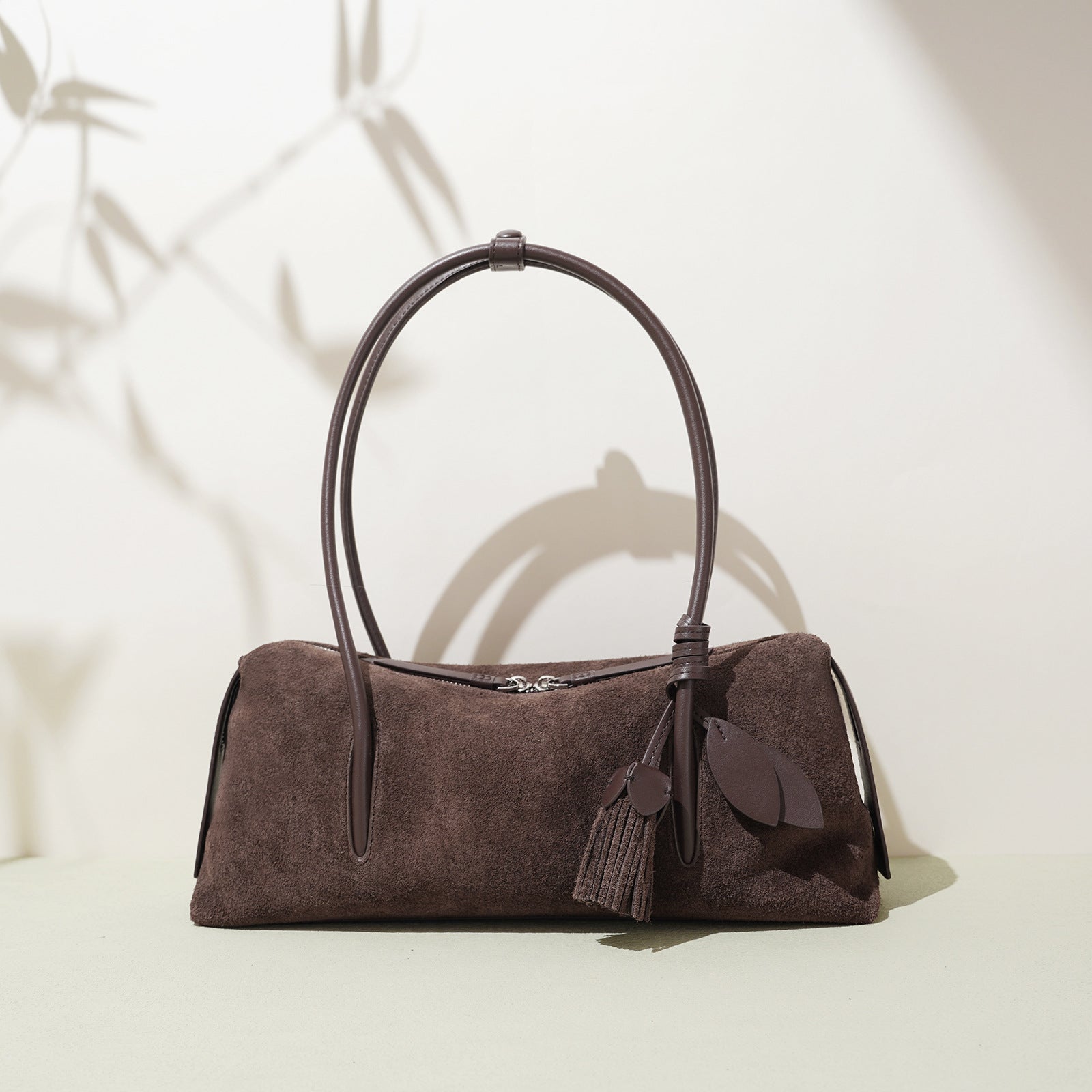Borsa  minimalista in pelle scamosciata per un look casual e rilassato