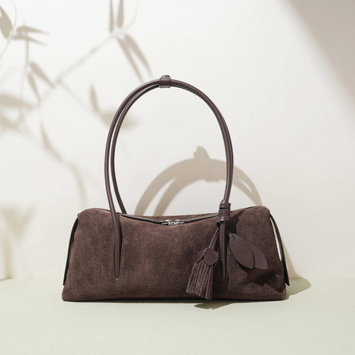 Borsa  minimalista in pelle scamosciata per un look casual e rilassato