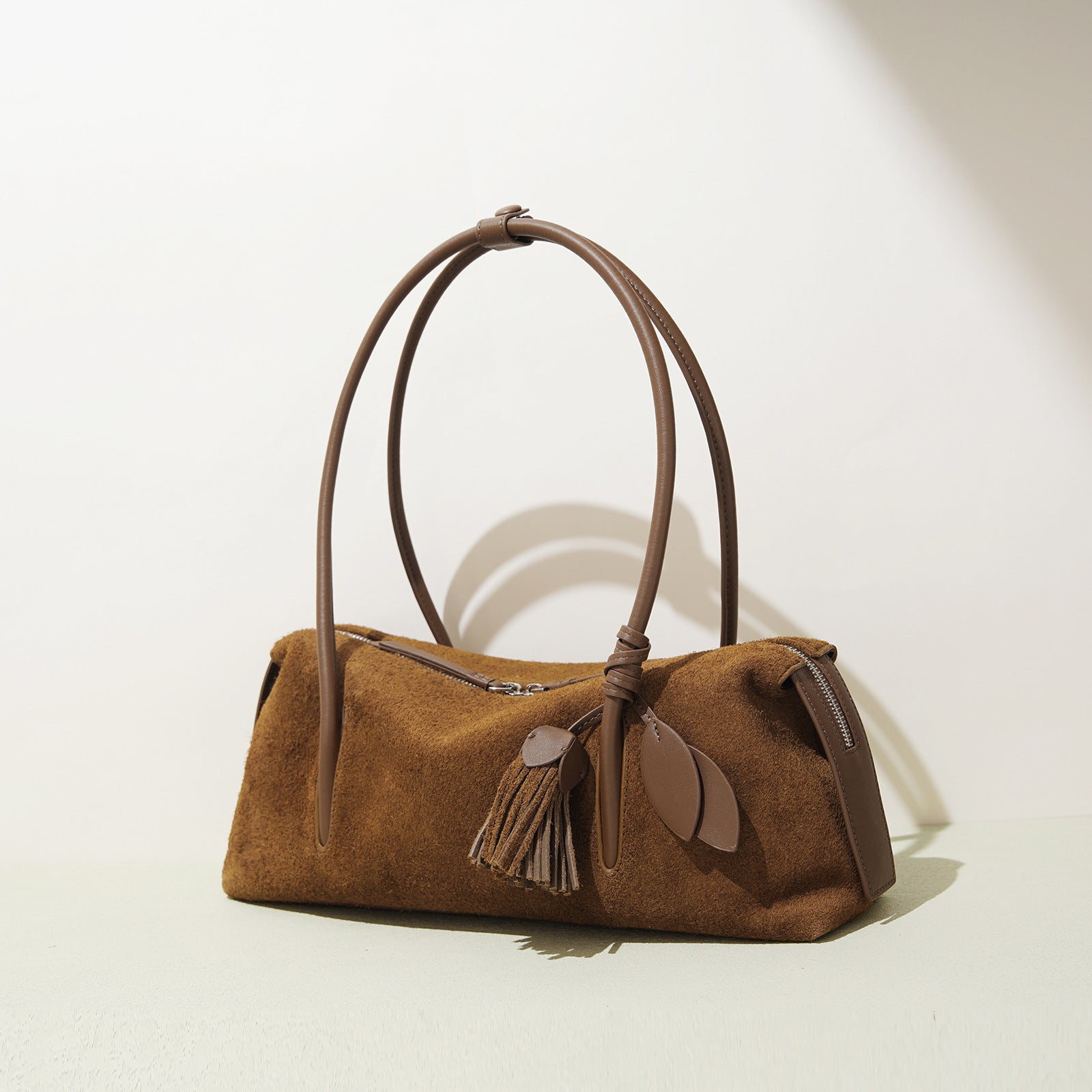 Borsa  minimalista in pelle scamosciata per un look casual e rilassato