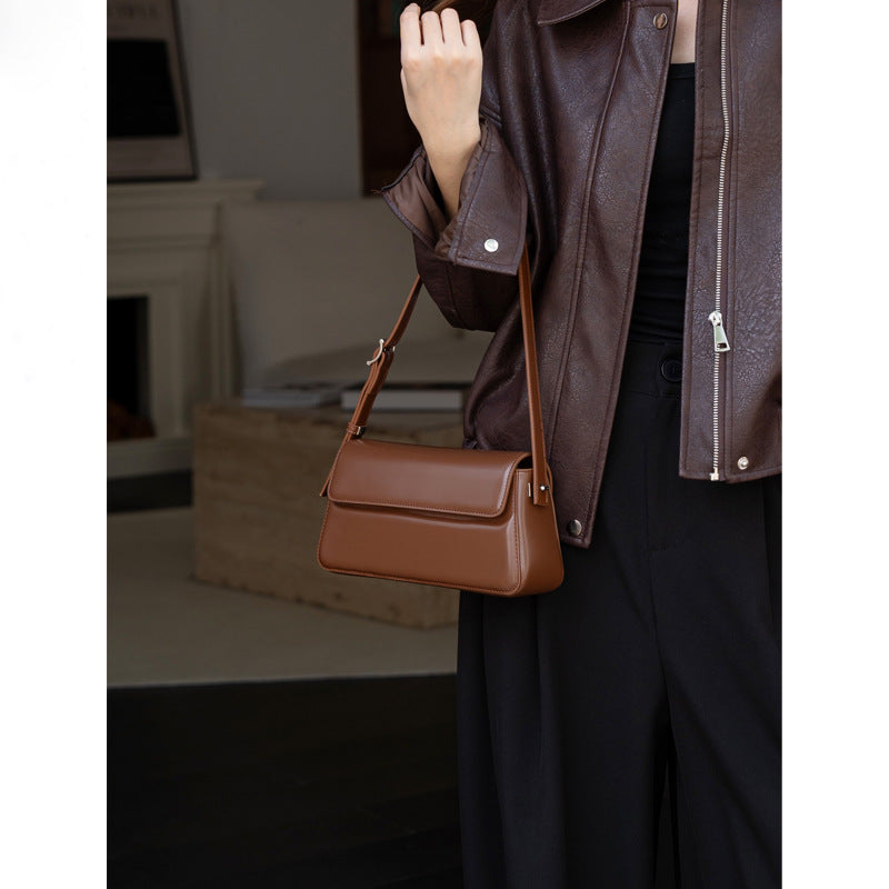 Baguette Bag in Vera Pelle Lucida con Patta — Stile Retrò Anni '90 - AYA BORSE 