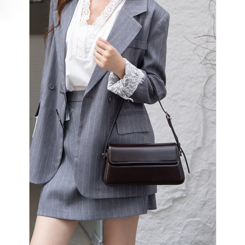 Baguette Bag in Vera Pelle Lucida con Patta — Stile Retrò Anni '90 - AYA BORSE 