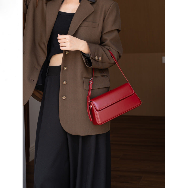 Baguette Bag in Vera Pelle Lucida con Patta — Stile Retrò Anni '90 - AYA BORSE 