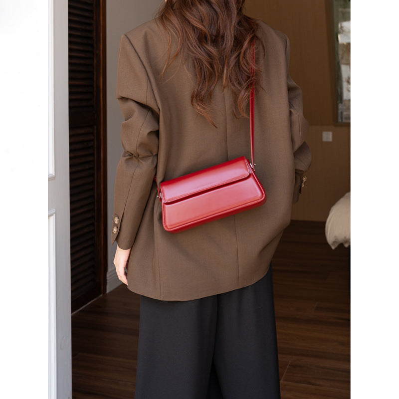 Baguette Bag in Vera Pelle Lucida con Patta — Stile Retrò Anni '90 - AYA BORSE 