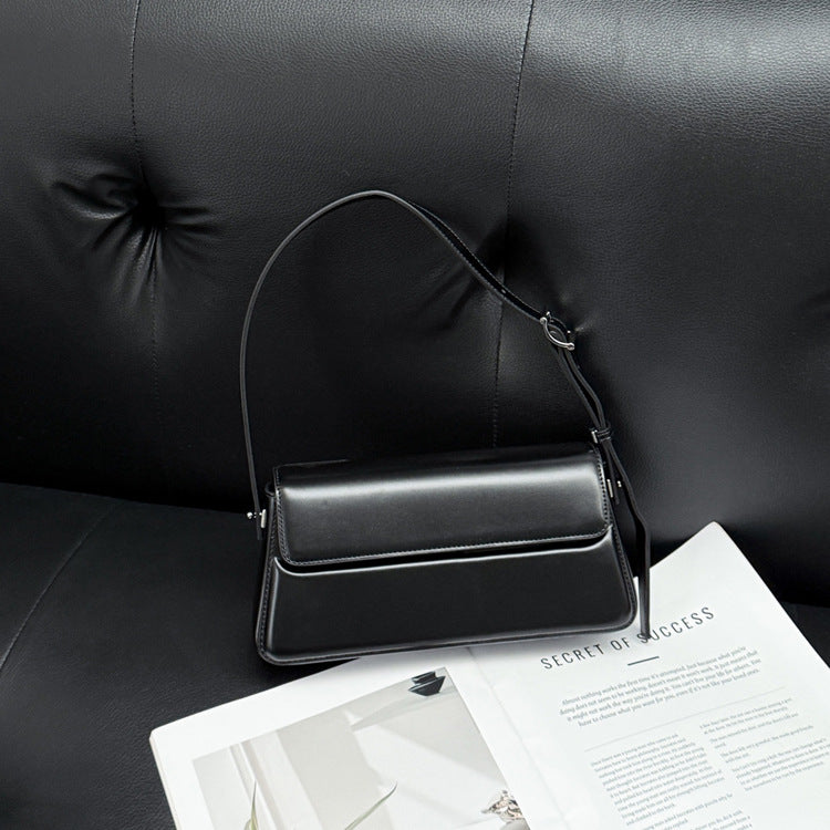 Baguette Bag in Vera Pelle Lucida con Patta — Stile Retrò Anni '90 - AYA BORSE 