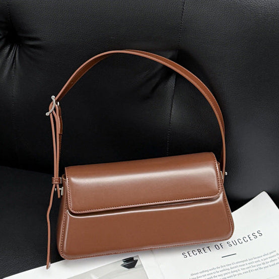 Baguette Bag in Vera Pelle Lucida con Patta — Stile Retrò Anni '90 - AYA BORSE 