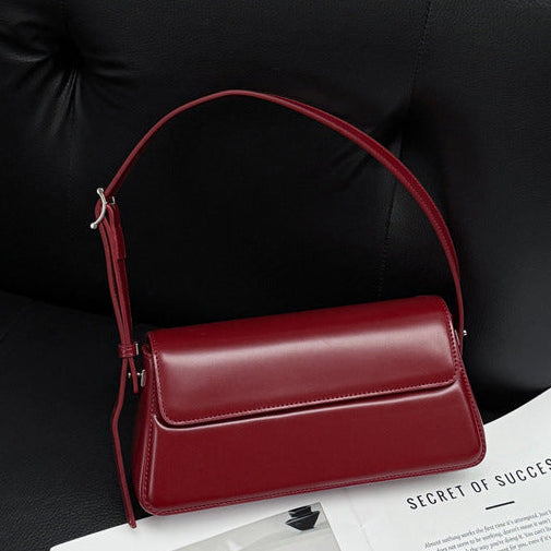 Baguette Bag in Vera Pelle Lucida con Patta — Stile Retrò Anni '90 - AYA BORSE 