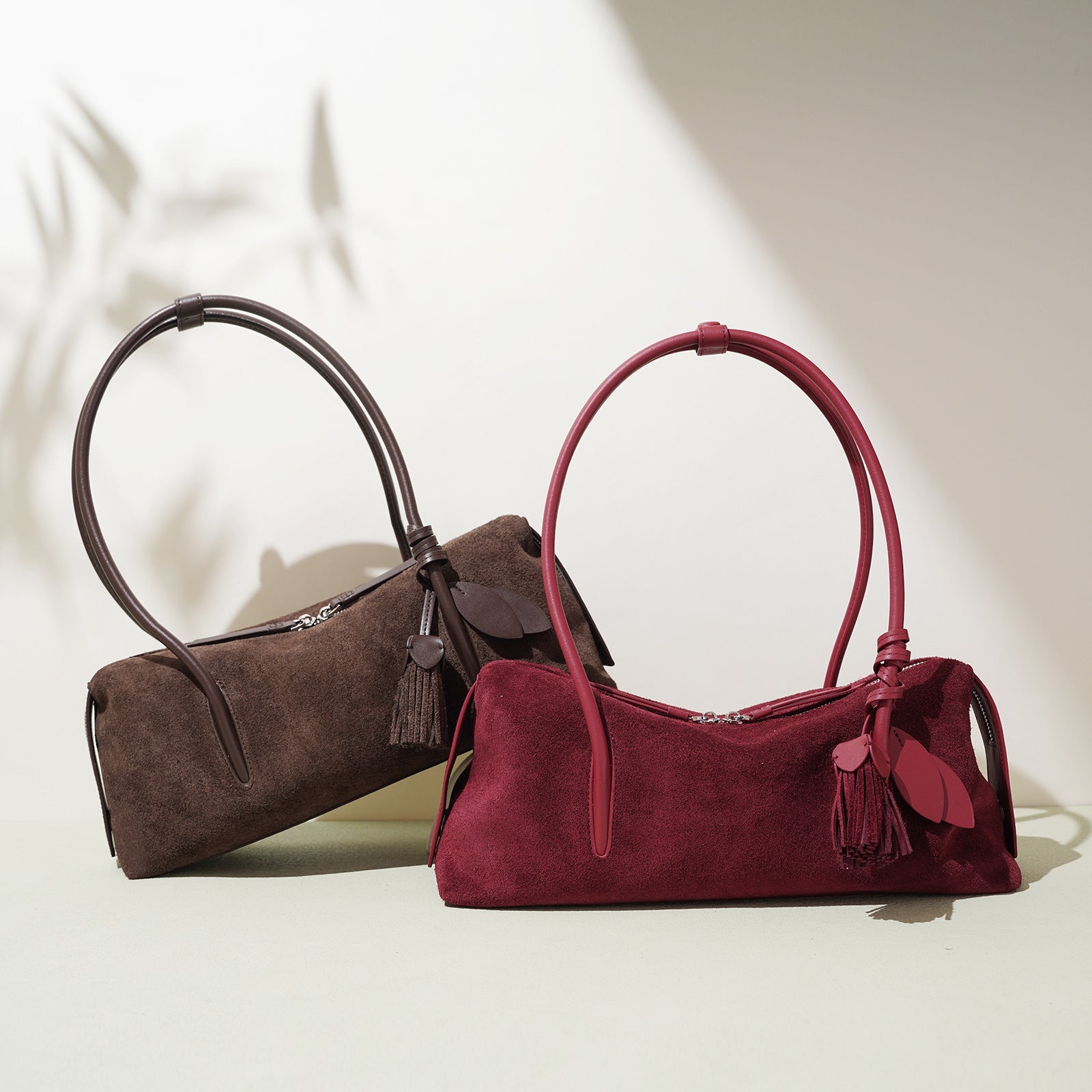 Borsa  minimalista in pelle scamosciata per un look casual e rilassato - AYA BORSE 