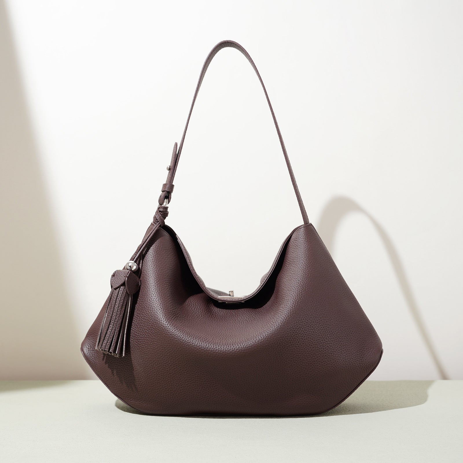 Borsa Hobo Grande in Vera Pelle con Nappina — Base Geometrica e Grande Capacità - AYA BORSE 