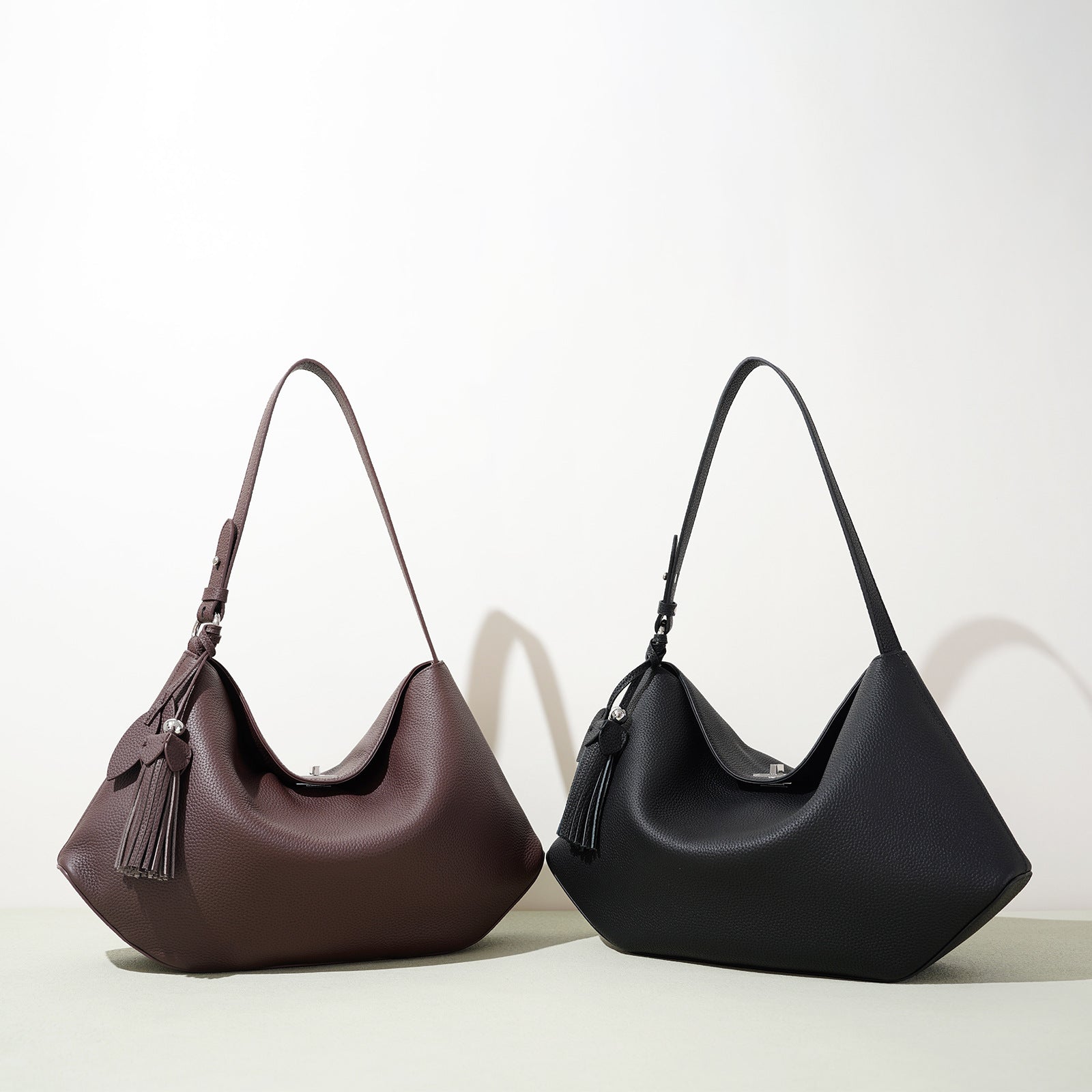 Borsa Hobo Grande in Vera Pelle con Nappina — Base Geometrica e Grande Capacità - AYA BORSE 
