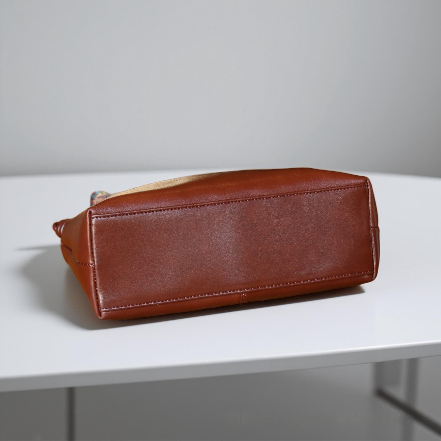 Borsa Hobo Pillow in Vera Pelle — Minimalismo Urbano Bohémien | AYA BORSE - AYA BORSE 