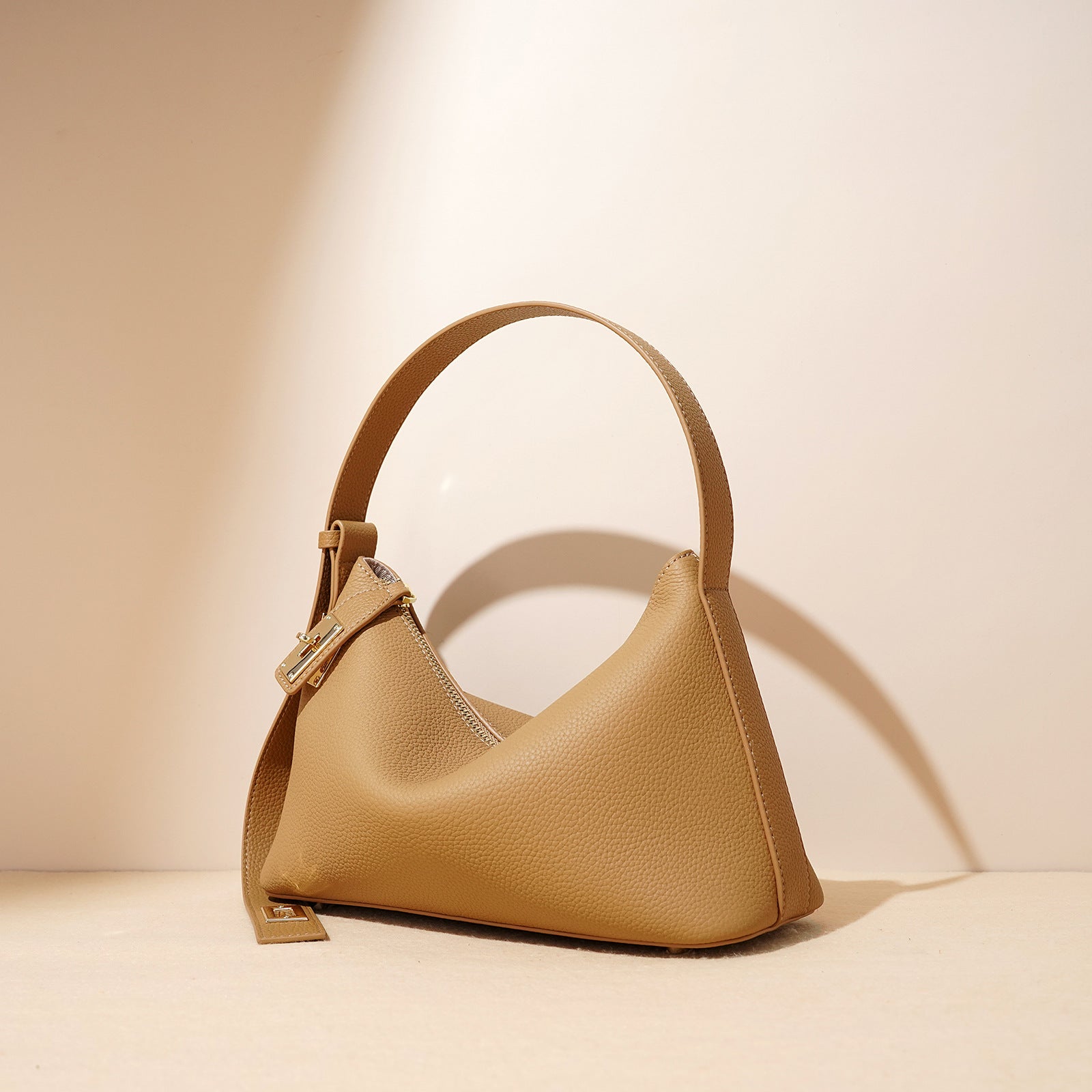 Borsa Hobo Triangolare in Vera Pelle con Fibbia Lock Gold — Minimal Luxe - AYA BORSE 