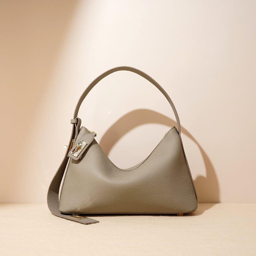 Borsa Hobo Triangolare in Vera Pelle con Fibbia Lock Gold — Minimal Luxe - AYA BORSE 