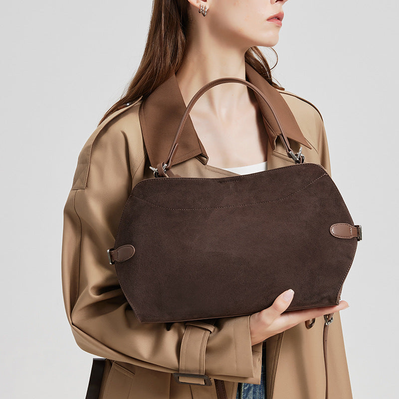 Borsa Hobo in Vera Pelle Scamosciata Cervo — Minimalismo Urbano Bohémien | AYA BORSE - AYA BORSE 