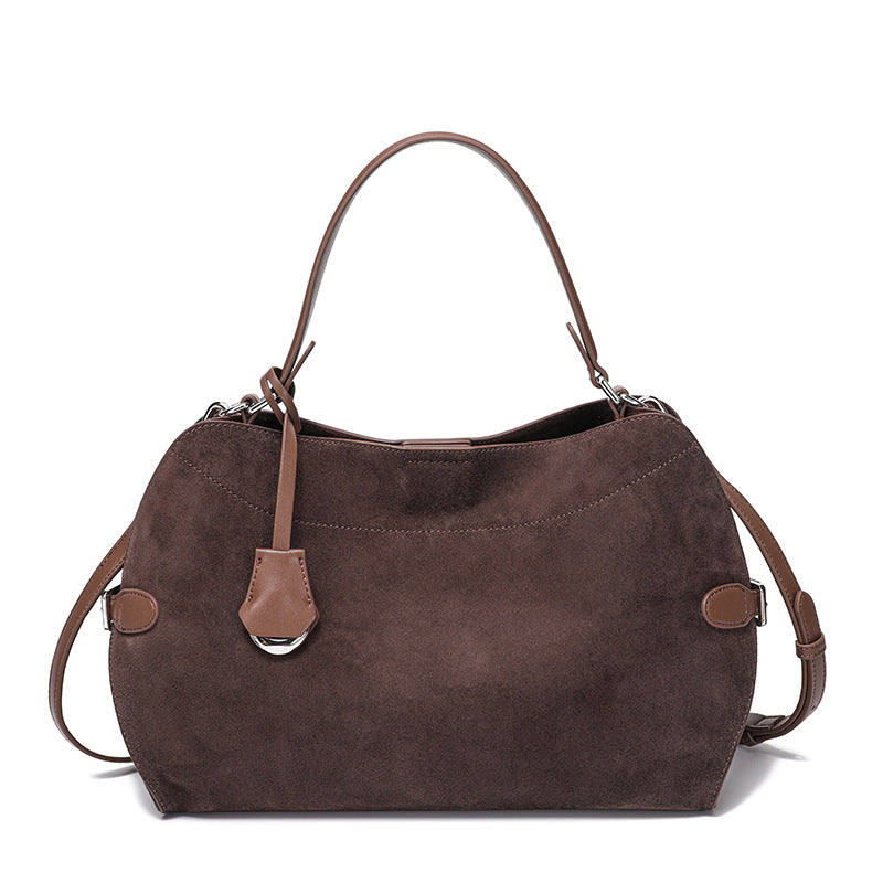 Borsa Hobo in Vera Pelle Scamosciata Cervo — Minimalismo Urbano Bohémien | AYA BORSE - AYA BORSE 