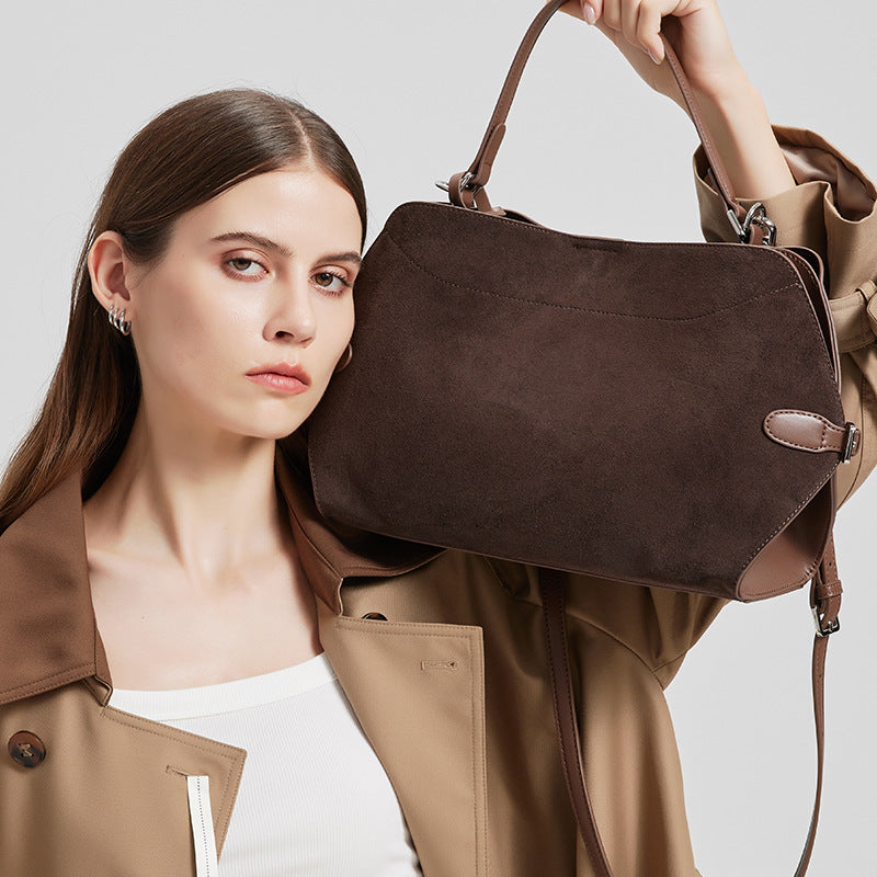 Borsa Hobo in Vera Pelle Scamosciata Cervo — Minimalismo Urbano Bohémien | AYA BORSE - AYA BORSE 