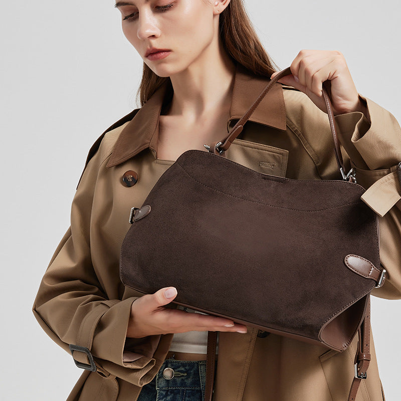 Borsa Hobo in Vera Pelle Scamosciata Cervo — Minimalismo Urbano Bohémien | AYA BORSE - AYA BORSE 