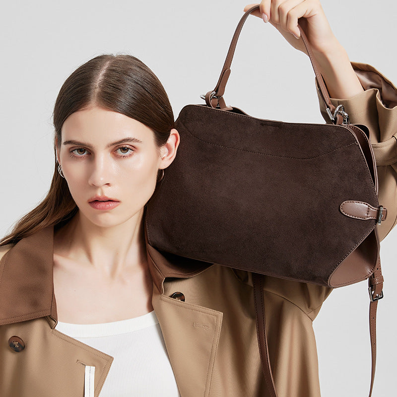 Borsa Hobo in Vera Pelle Scamosciata Cervo — Minimalismo Urbano Bohémien | AYA BORSE - AYA BORSE 