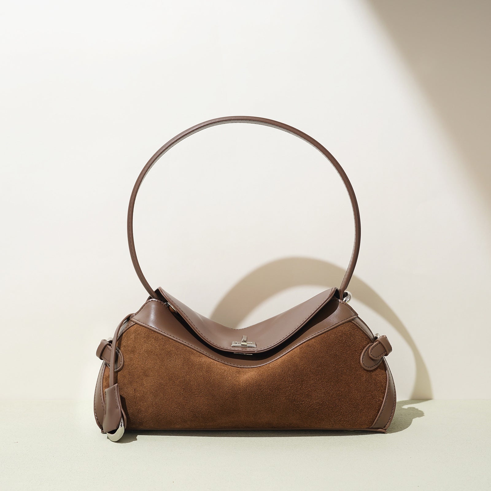 Borsa a Mano in Pelle Scamosciata con Manico Circolare — Design Architettonico - AYA BORSE 