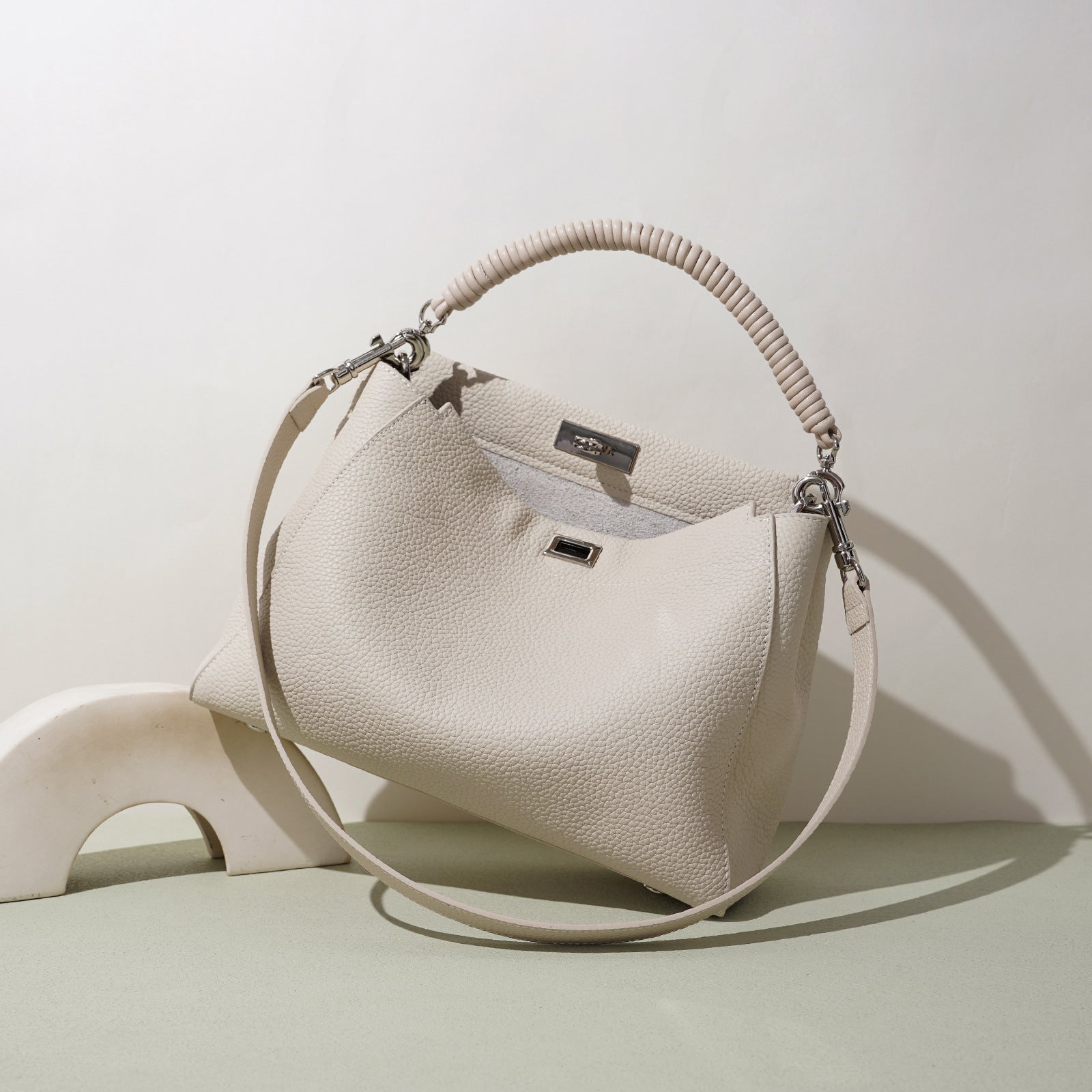 Borsa a tracolla capiente in stile motociclistico