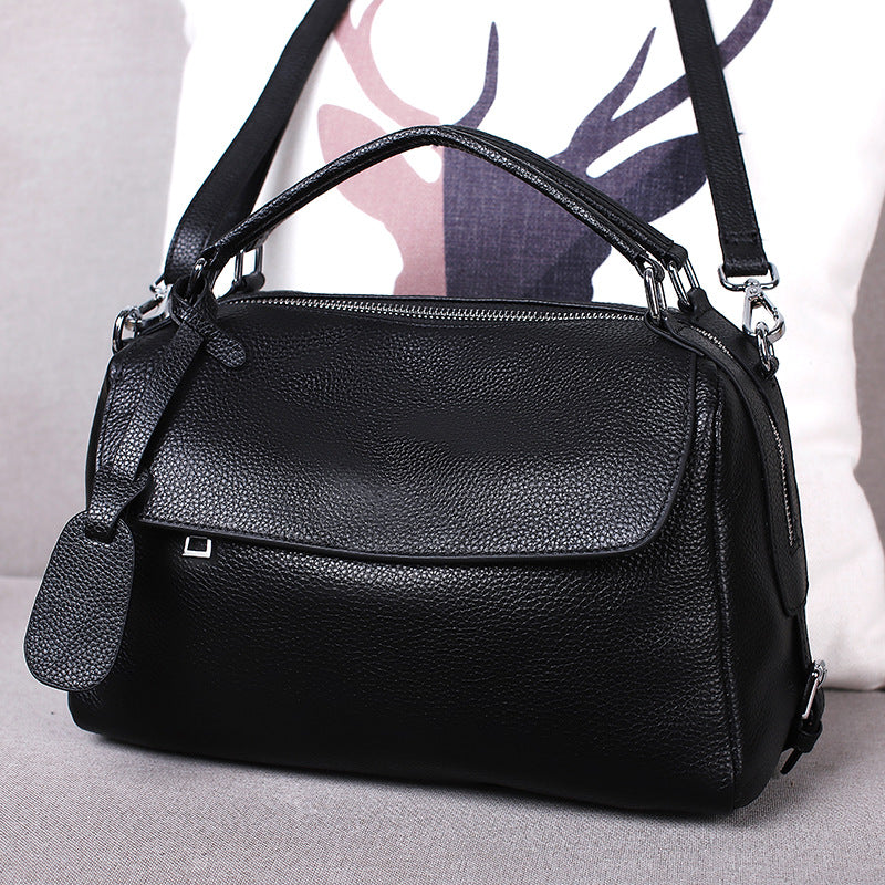 Borsa a tracolla vintage realizzata in morbida pelle bovina pieno fiore.