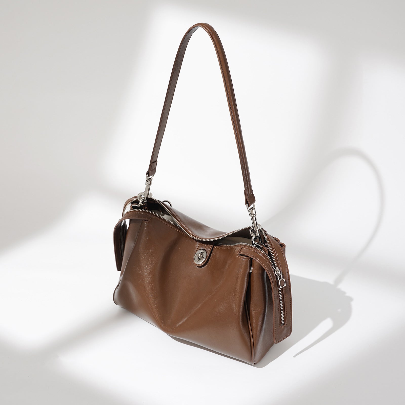 Elegante borsa a tracolla in vera pelle, in stile western